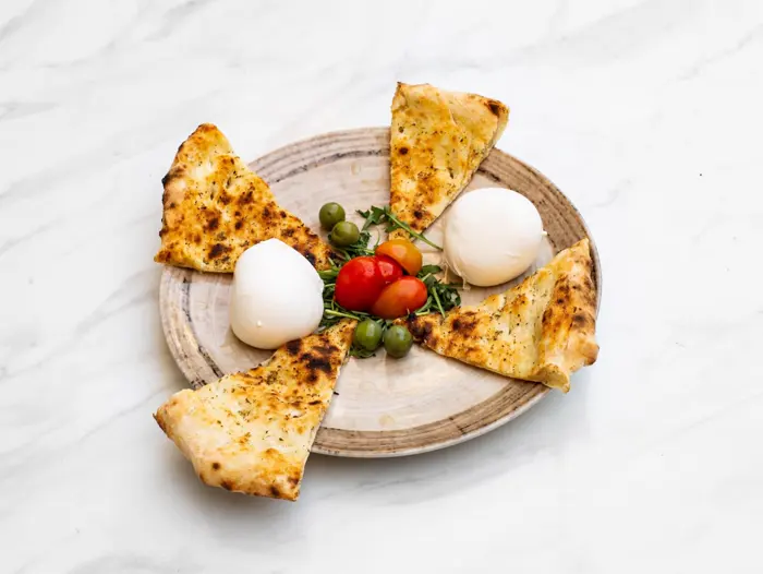 Bruschette con mozzarella di bufala e pomodorini