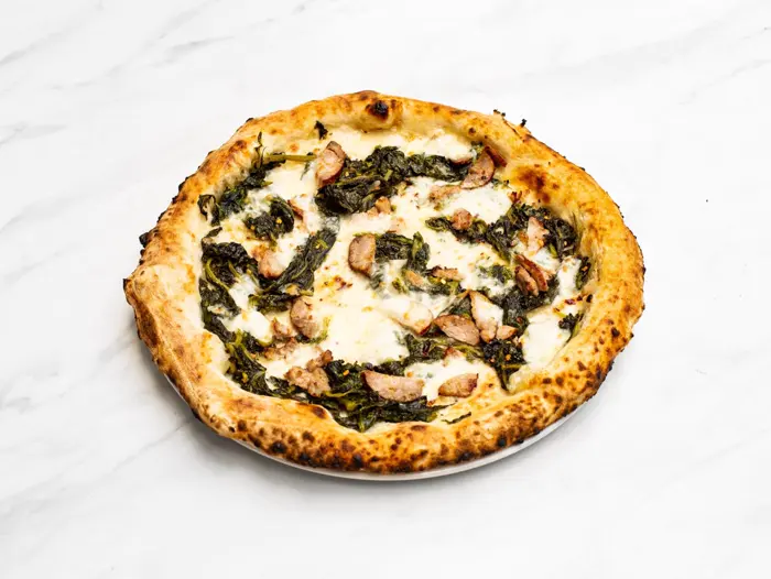 Pizza bianca con friarielli e salsiccia