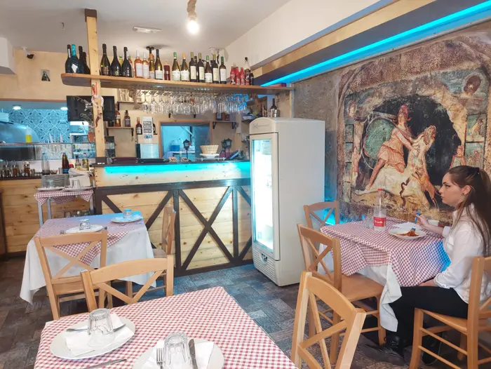 La sala e il bancone del lounge bar