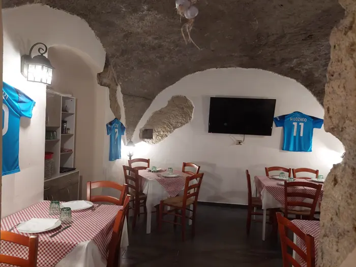 La sala con la volta in tufo