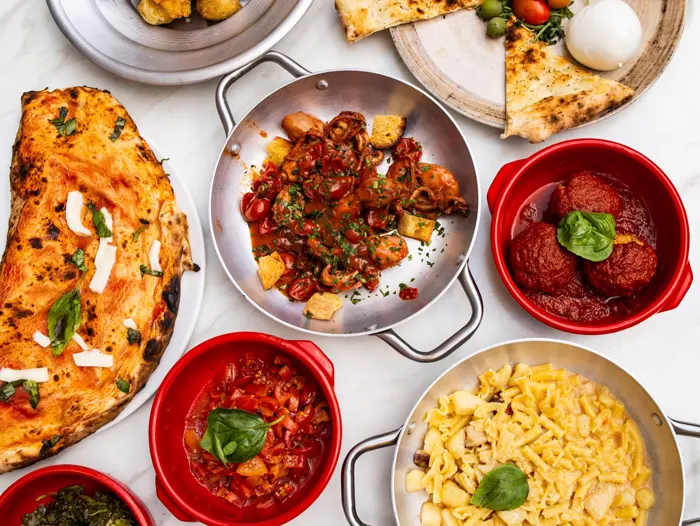 Tavola napoletana con calzone, pasta e polpette al sugo